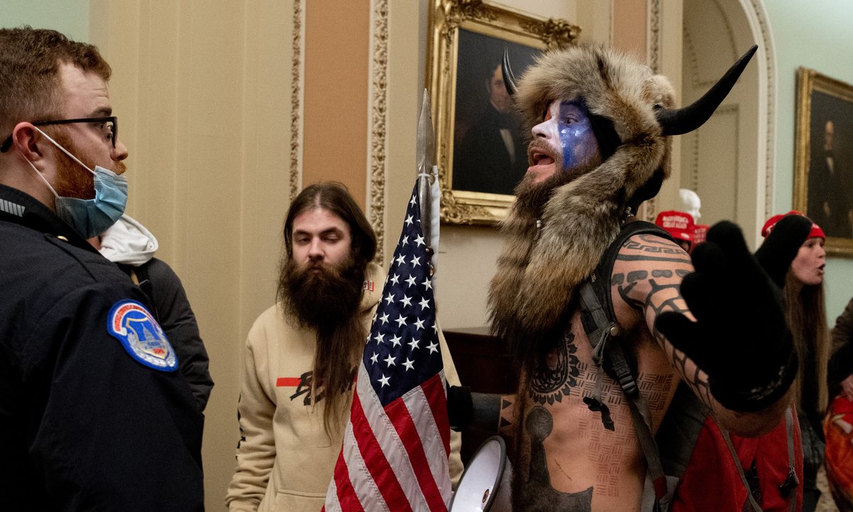 É falso que homem com chapéu de chifres e rosto pintado que invadiu Congresso dos EUA seja antifascista infiltrado em grupo pró-Trump (Foto: Reprodução)