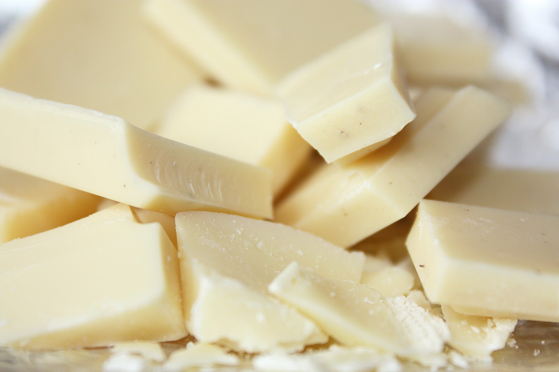 O chocolate branco é inimigo da saúde da pele por ser feito da manteiga do cacau e não da semente do fruto. (Foto: Reprodução/Pixabay)