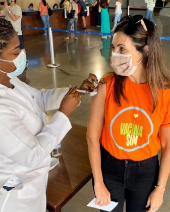Fátima Bernardes aproveitou a manhã desta quinta-feira (3), para tomar a primeira dose da vacina contra a Covid-19. (Foto: Instagram)