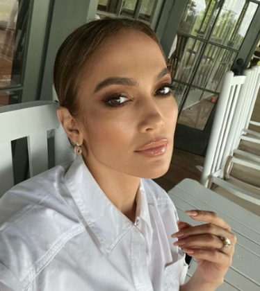 A cantora Jennifer Lopez é outra artista que também é mãe de gêmeos (Foto: Instagram)