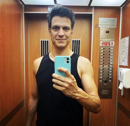 Mateus Solano é mais um dos grandes atores que fizeram suas estreias no palco. (Foto: Instagram)