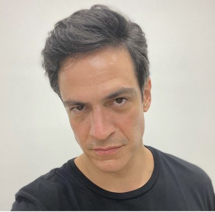 O ator fez curso de teatro no tablado e estagiou em uma companhia francesa. (Foto: Instagram)