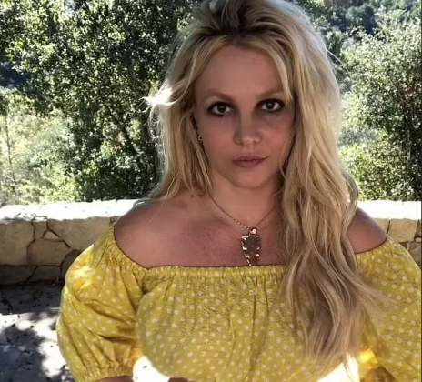 É impossível esquecer do momento mais traumático de Britney Spears. Em 2007, incomodada por não ter controle da própria vida, ela raspou a cabeça e bateu com o guarda-chuvas no carro de um paparazzi. (Foto: Instagram)