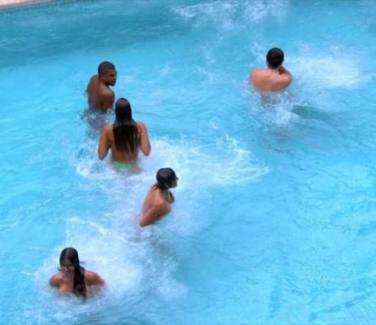 Brothers do BBB 24 cumprem promessa inusitada e pulam pelados na piscina (Foto: Instagram)