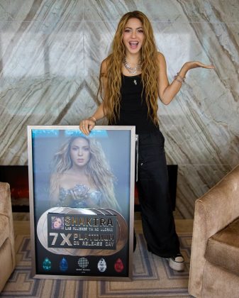 Na última terça-feira (26) a cantora Shakira animou Nova York com uma apresentação inesperada na Times Square para uma multidão de 40 mil pessoas (Foto: Instagram)