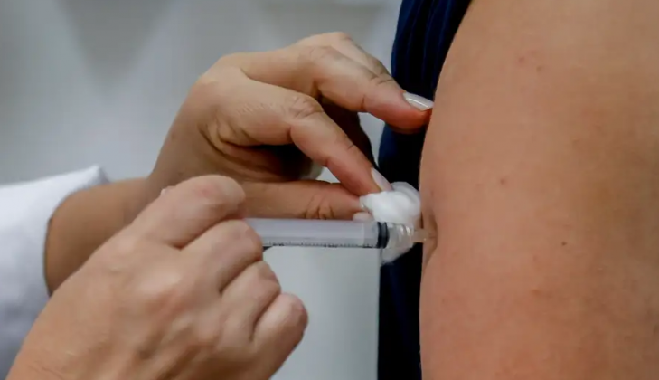 Além disso, de acordo com o Ministério da Saúde, 2.667.476 doses já foram distribuídas aos estados e DF desde o início da campanha de vacinação contra a dengue. (Foto: Agência Brasil)
