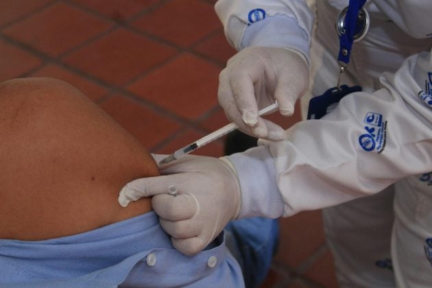 As vacinas com validade até 30 de abril poderão ser aplicadas em pessoas de 4 a 59 anos, a critério dos municípios que tiverem doses sobrando. (Foto: Pexels)