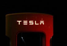 A Tesla está planejando cortar "mais de 10%" de sua força de trabalho em todo o mundo, de acordo com o site de notícias Electrek, que publicou nesta segunda-feira (15) um e-mail do fundador do grupo, Elon Musk, anunciando a medida. (Foto: Pexels)
