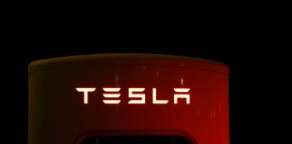 A Tesla está planejando cortar "mais de 10%" de sua força de trabalho em todo o mundo, de acordo com o site de notícias Electrek, que publicou nesta segunda-feira (15) um e-mail do fundador do grupo, Elon Musk, anunciando a medida. (Foto: Pexels)