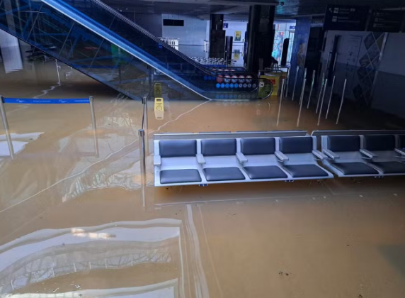 Vale lembrar que, o aeroporto de Porto Alegre está inundado desde o início de maio, quando as enchentes no Rio Grande do Sul se agravaram. (Foto: Divulgação)