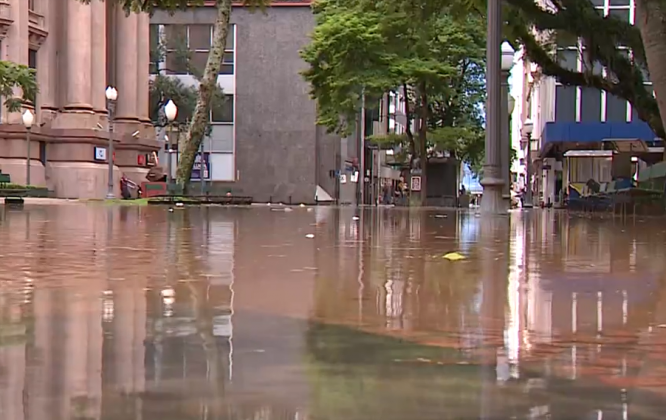 Em medição realizada às 5h15 desta segunda-feira (6), o patamar estava em 5,26 metros. O limite para inundação é de 3 metros. (Foto: G1)