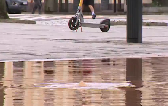 A saber, o nível do Guaíba, em Porto Alegre, está quase 2,30 metros acima da cota de inundação. (Foto: G1)