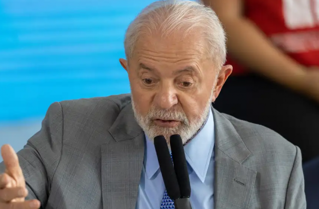 A aprovação do trabalho de Lula oscilou um ponto percentual para baixo e a reprovação um ponto para cima em relação à última pesquisa, realizada em março. (Foto: Agência Brasil)