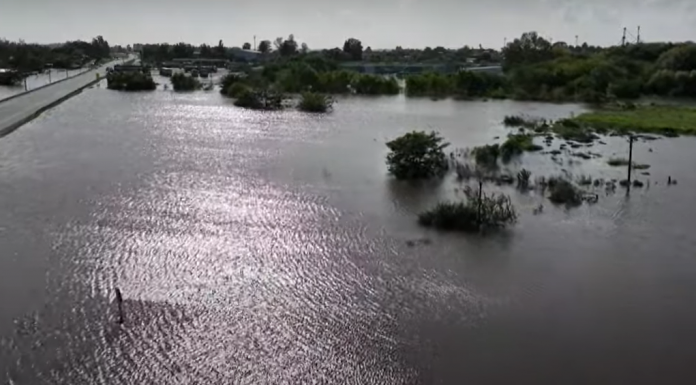 As inundações por chuvas fortes e persistentes fizeram mais de 2 mil pessoas deixarem suas casas no Uruguai, uma boa parte em departamentos vizinhos ao Brasil,. (Foto: AFP)