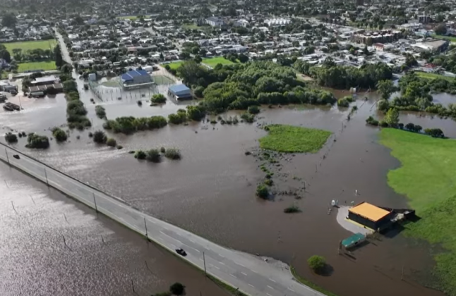 É bom lembrar que no Rio Grande do Sul, as enchentes provocadas pelas chuvas deixaram 107 mortos e 136 desaparecidos até a noite desta quinta-feira (9). (Foto: AFP)