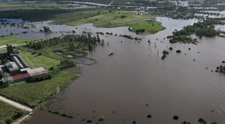 Assim, as enchentes também provocaram desalojamentos na fronteira com o Brasil, como nos estados de Artigas, Cerro Largo e Rocha, e até em estados no interior do país. (Foto: AFP)