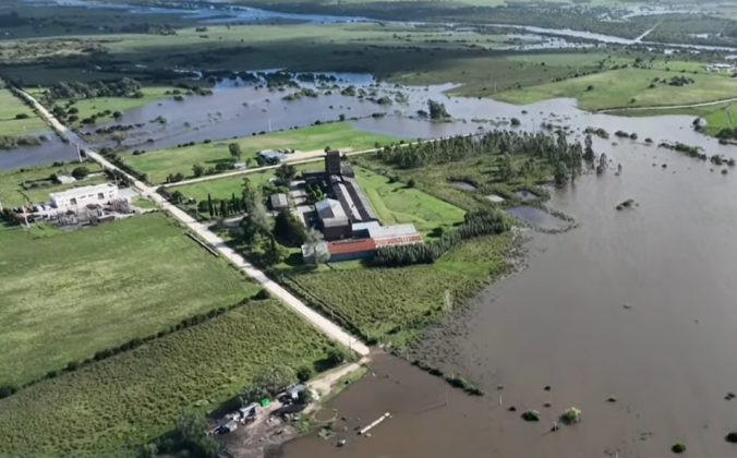 Assim, o departamento mais afetado é o Treinta y Tres, no Nordeste do país, onde 1.130 pessoas tiveram que abandonar suas casas pelas inundações. (Foto: AFP)