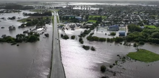Quase 4 mil pessoas tiveram que deixar suas casas na Argentina e no Uruguai devido a inundações em diversas cidades, após as chuvas e cheias de rios nas últimas semanas. (Foto: AFP)