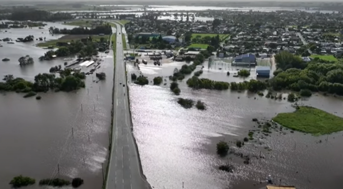Quase 4 mil pessoas tiveram que deixar suas casas na Argentina e no Uruguai devido a inundações em diversas cidades, após as chuvas e cheias de rios nas últimas semanas. (Foto: AFP)