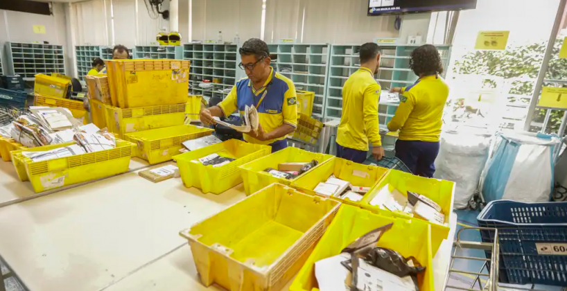 Além de abrir as agências para servirem como pontos de coleta, os Correios também farão o transporte gratuito dos donativos às zonas atingidas. (Foto: Agência Brasil)