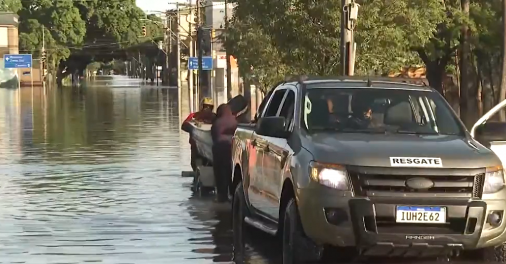 O nível do Guaíba bateu 5,20 metros na manhã desta terça-feira (14) e voltou a avançar sobre ruas em Porto Alegre. (Foto: G1)