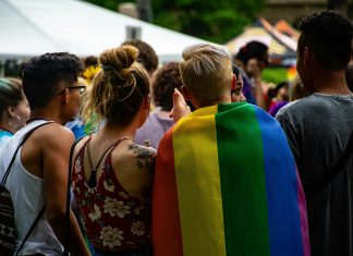 A 28ª Parada do Orgulho LGBT+ vai ter 16 trios elétricos com shows de Filipe Catto, Minhoqueens, Gloria Groove e Pabllo Vittar, a partir das 10h de 2 de junho, na Avenida Paulista, em SP. (Foto: Pexels)