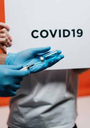 A farmacêutica AstraZeneca anunciou que encerrou a produção e a distribuição da vacina contra a Covid-19 em todo o mundo. (Foto: Pexels)