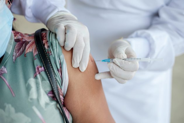 AstraZeneca encerra produção e distribuição da vacina contra a Covid-19 em todo o mundo. (Foto: Pexels)