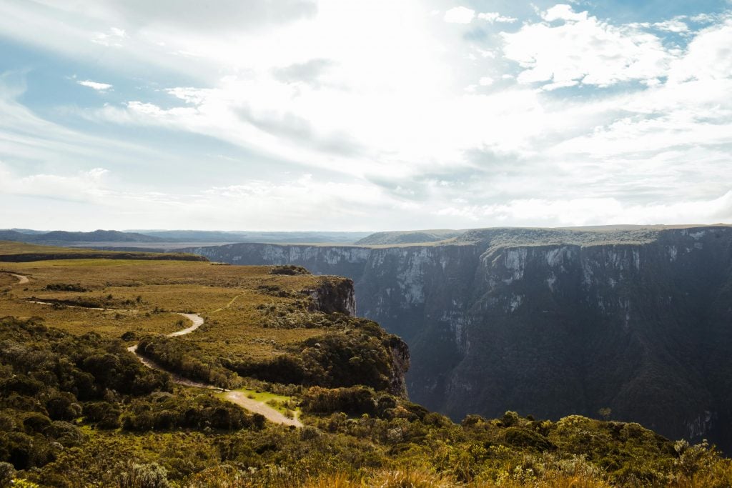 Com a quarta onda de calor do ano, os próximos dias devem ser de muito calor no Centro-Oeste e no Sudeste do país. (Foto: Pexels)