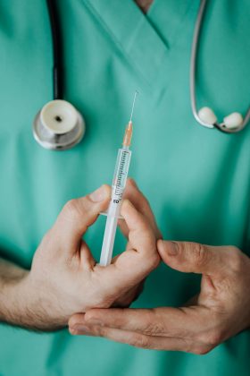 Com isso, a capital recebeu 135.360 doses do Ministério da Saúde para dar início ao processo de imunização e reforço contra a doença nos grupos prioritários. (Foto: Pexels)