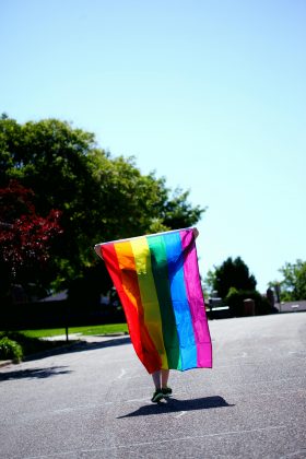 Parada LGBT+ 2024 vai ter trios elétricos com Pabllo Vittar, Gloria Groove e outros. (Foto: Pexels)