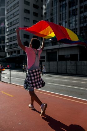 Parada LGBT+ 2024 vai ter trios elétricos com Pabllo Vittar, Gloria Groove e outros. (Foto: Pexels)