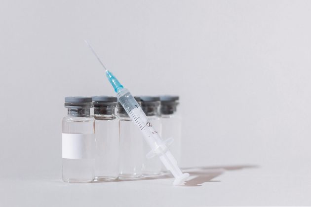 No Brasil, a vacina da AstraZeneca é produzida pela Fiocruz após transferência de tecnologia formalizada em junho de 2021. (Foto: Pexels)