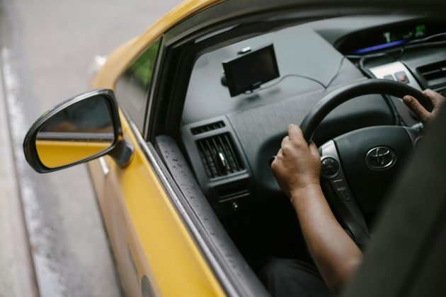 Dessa forma, para encontrar um item esquecido em uma viagem, a melhor forma é entrar em contato diretamente com o motorista parceiro da Uber por telefone, usando o próprio app. (Foto: Pexels)