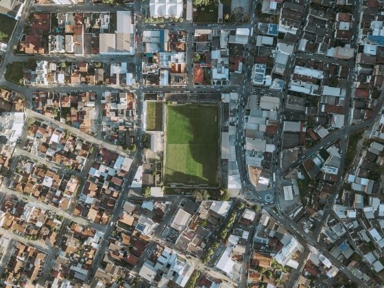 Essa dinâmica ao mesmo tempo mantém o ar quente e seco nessas regiões e faz com que as chuvas se concentrem no Sul. (Foto: Pexels)