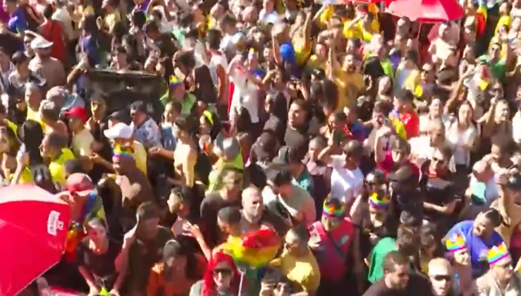 Como houve "dress code" definido pela organização para o público ir com roupas nas cores da bandeira do Brasil, em verde e amarelo, e também nos tons do arco-íris, muitos já apareceram na avenida com fantasias nessas cores por volta das 10h30. (Foto: G1)