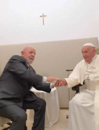 Essa é a segunda vez que o presidente se reúne com o papa. Lula esteve com Francisco há um ano, no Vaticano. (Foto: X)