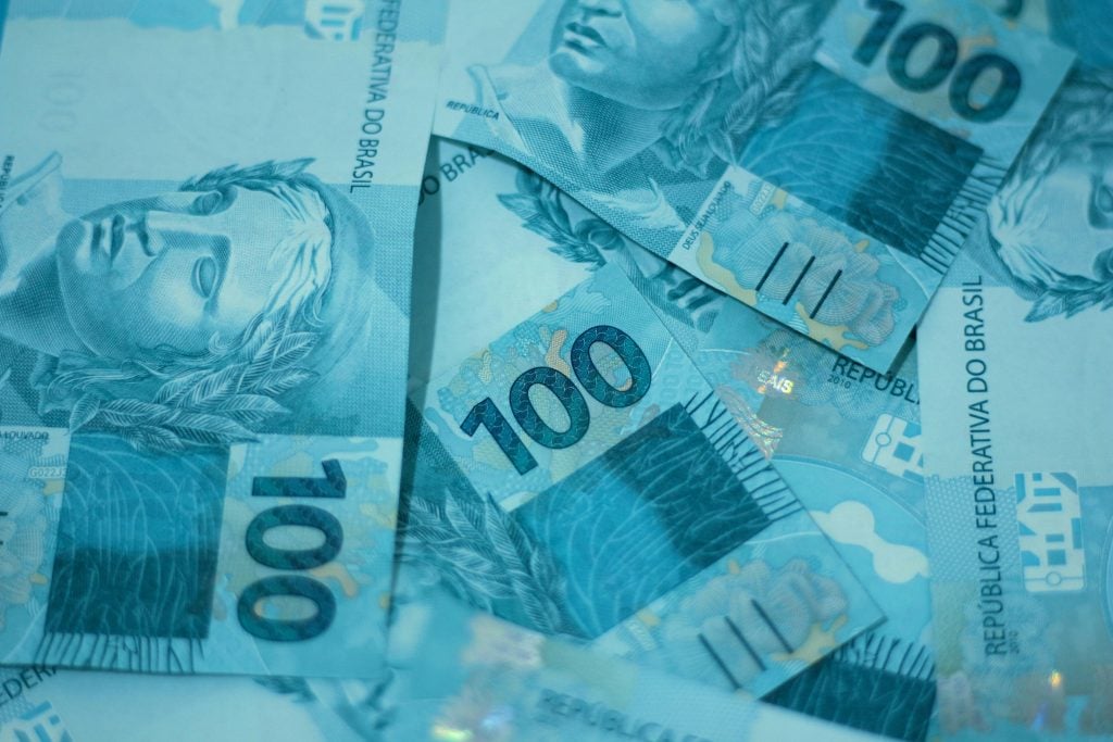 O real está entre as cinco moedas que mais perderam valor frente ao dólar em 2024. (Foto: Pexels)