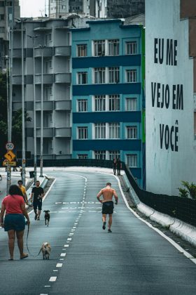 E que implantou o programa Pedestre Seguro, que ampliou o tempo de travessia na cidade. (Foto: Pexels)