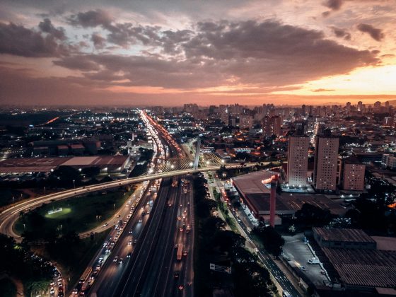 Com isso, um grande sistema de alta pressão atmosférica ainda influencia o Brasil deixando o ar seco dificultando o deslocamento normal das frentes frias pelo país. (Foto: Pexels)