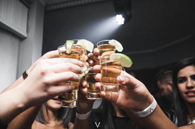 A saber, o consumo de álcool está vinculado a doenças como a cirrose e alguns tipos de câncer. (Foto: Pexels)