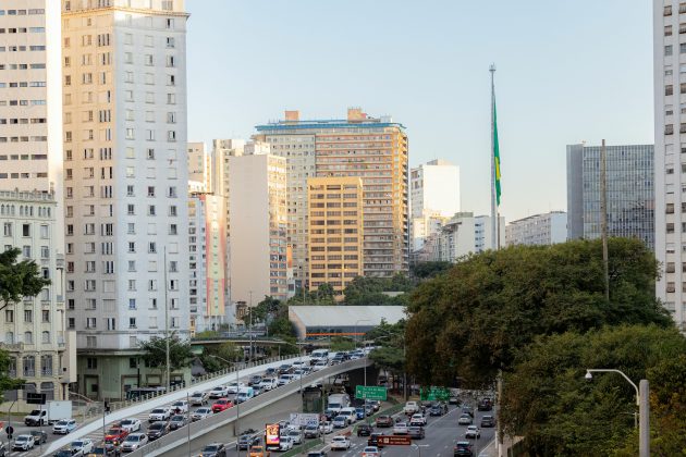 Com isso, na Praça Roberto Gomes Pedrosa, no bairro Morumbi, Zona Sul de SP, o tempo de espera do pedestre para a travessia chega a ser superior a 4 minutos. (Foto: Pexels)