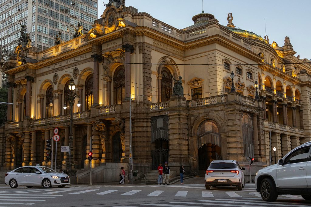 Um estudo realizado pelo Instituto Corrida Amiga apontou que o tempo dos semáforos para travessia de pedestres na cidade de São Paulo não é o suficiente. (Foto: Pexels)