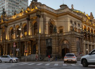 Um estudo realizado pelo Instituto Corrida Amiga apontou que o tempo dos semáforos para travessia de pedestres na cidade de São Paulo não é o suficiente. (Foto: Pexels)