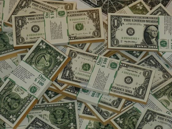 A saber, entre os motivos para a disparada do dólar, estão a expectativa sobre a taxa básica de juros dos Estados Unidos. (Foto: Pexels)