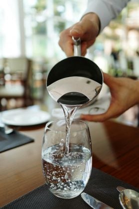 Justiça derruba lei que obrigava restaurantes a servirem água filtrada em SP. (Foto: Pexels)