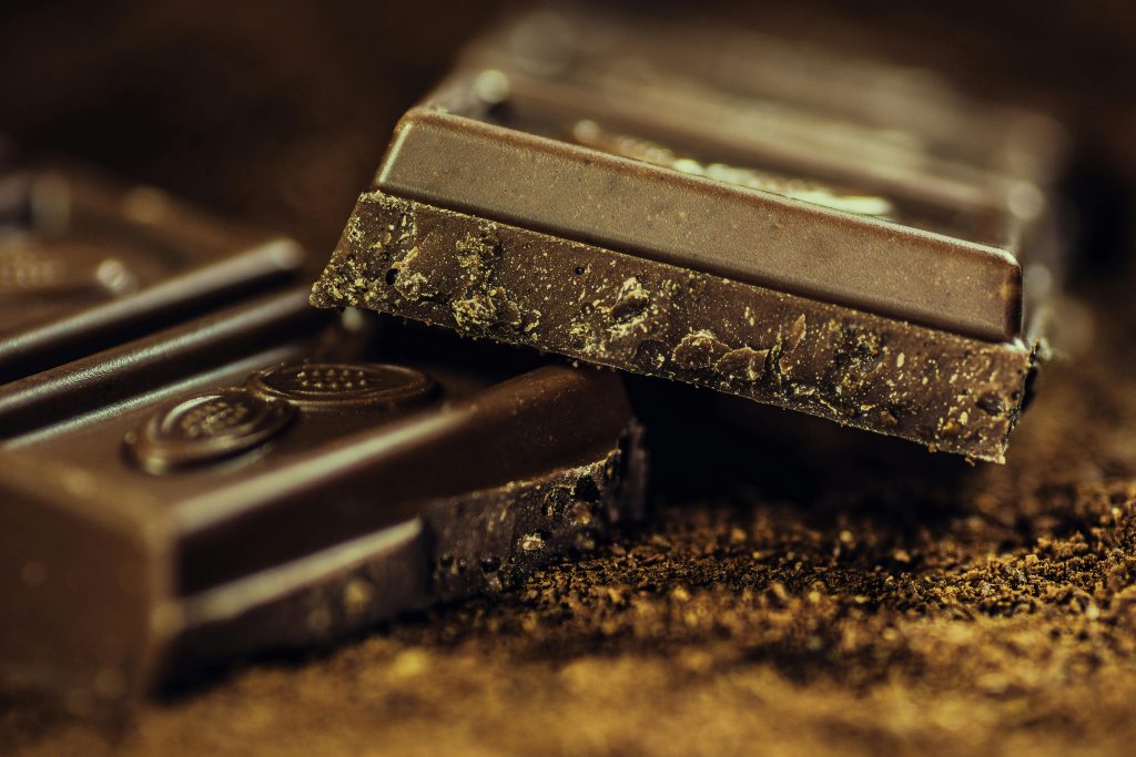 A FDA, Agência de Alimentos e Medicamentos dos Estados Unidos, investiga uma série de doenças relacionadas ao consumo de barras de chocolate micro dosadas (com substâncias psicodélicas) da marca Diamond Shruumz. (Foto: Pexels)