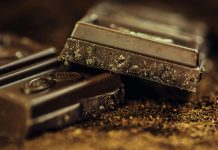 A FDA, Agência de Alimentos e Medicamentos dos Estados Unidos, investiga uma série de doenças relacionadas ao consumo de barras de chocolate micro dosadas (com substâncias psicodélicas) da marca Diamond Shruumz. (Foto: Pexels)