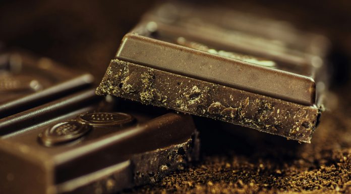 A FDA, Agência de Alimentos e Medicamentos dos Estados Unidos, investiga uma série de doenças relacionadas ao consumo de barras de chocolate micro dosadas (com substâncias psicodélicas) da marca Diamond Shruumz. (Foto: Pexels)