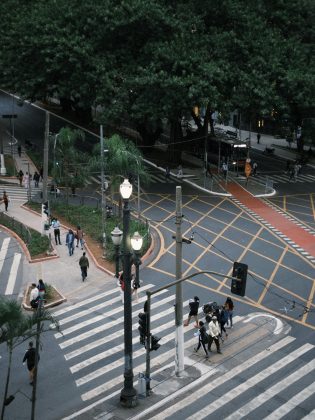 Em nota, a Companhia de Engenharia de Tráfego (CET) disse que o tempo para travessia de pedestres em São Paulo atende aos critérios do manual brasileiro de sinalização de trânsito. (Foto: Pexels)